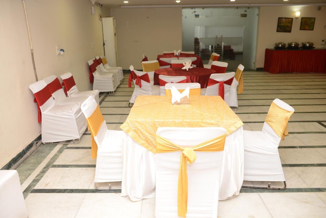Hotel Balsons Continental Yeni Delhi Dış mekan fotoğraf
