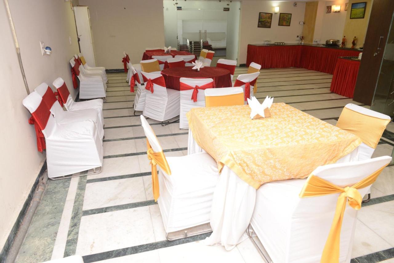 Hotel Balsons Continental Yeni Delhi Dış mekan fotoğraf