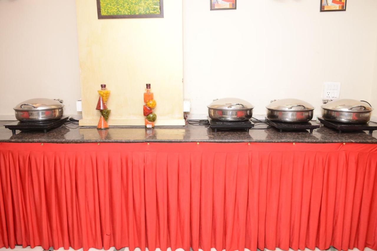 Hotel Balsons Continental Yeni Delhi Dış mekan fotoğraf
