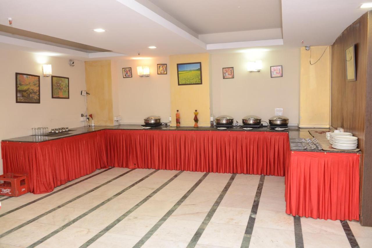 Hotel Balsons Continental Yeni Delhi Dış mekan fotoğraf