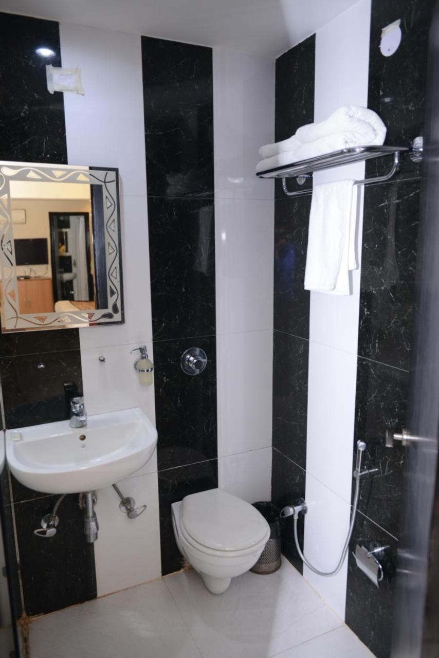 Hotel Balsons Continental Yeni Delhi Dış mekan fotoğraf